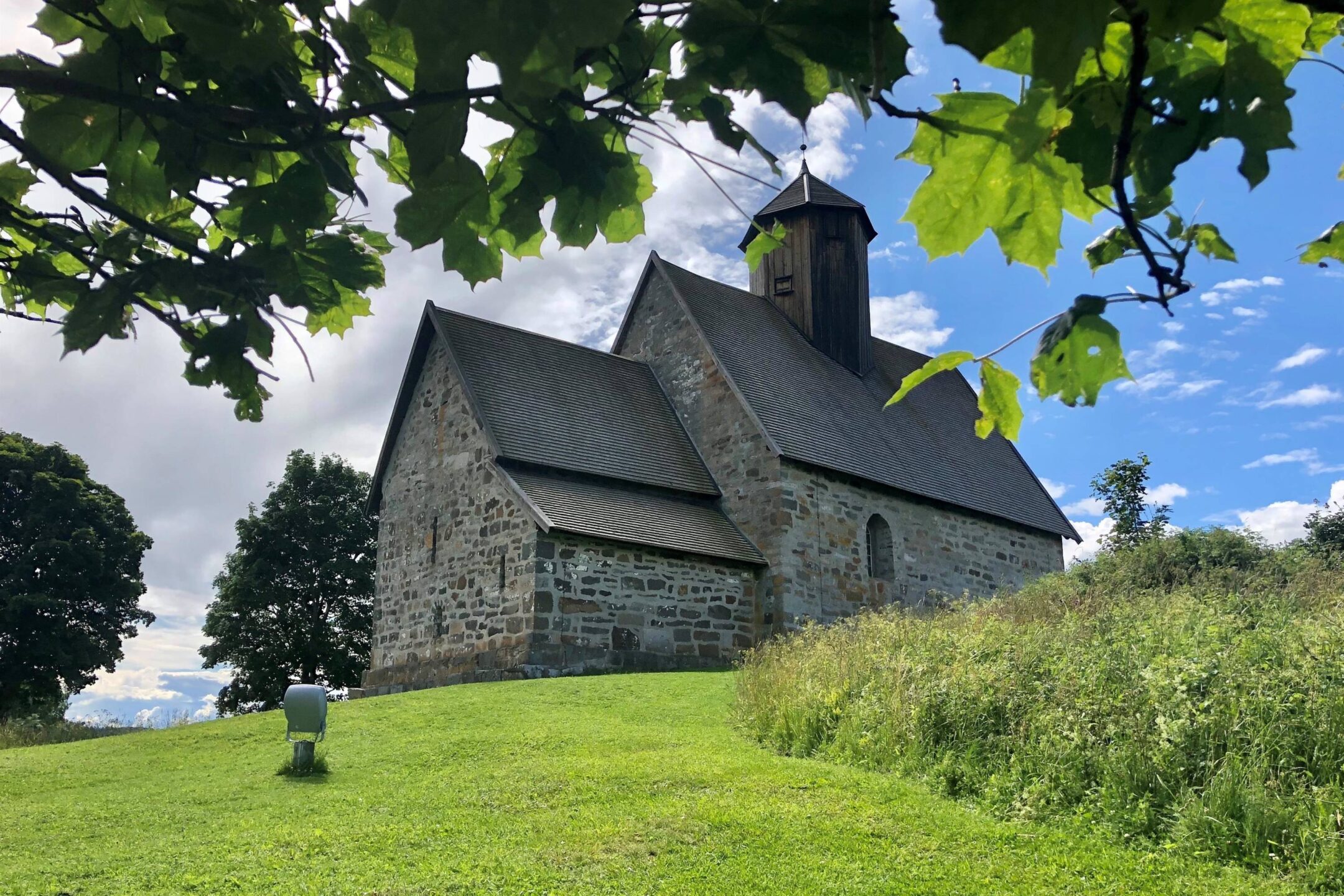 Gamle_Tingelstad_Kirke_fra_1220_sommer_Foto_Visit_Innlandet_HG_1183569282